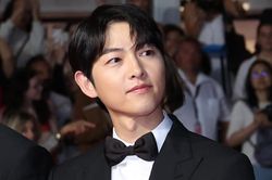 Sau Hyun Bin, đến lượt Song Joong Ki bị chỉ trích vì 'tham công tiếc việc' giữa lúc vợ sắp sinh con