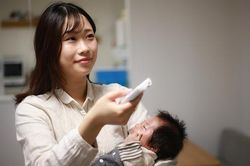 Trẻ bị viêm phổi có nên nằm điều hòa không?