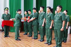 33 sĩ quan biên phòng An Giang được thăng quân hàm trước niên hạn