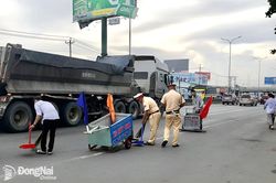 Hàng chục xe máy bị lủng bánh vì cán mảnh vụn phế liệu trên quốc lộ 51