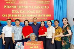 Bàn giao nhà 'Đại đoàn kết' cho hộ cận nghèo tại phường Cốc Lếu