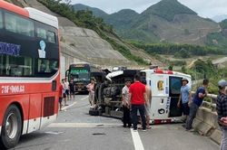 Xe khách lấn làn, đấu đầu xe chở đoàn rước dâu trên cao tốc