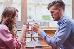 Chi đậm tiền nhờ mai mối tìm bạn đời nhưng không được, cô gái bị dọa dẫm
