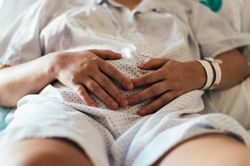Sản phụ Anh suýt chết vì vi khuẩn ăn thịt