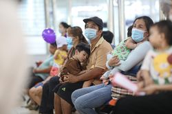 Ăn, nằm ở viện cùng con vì thời tiết nắng nóng