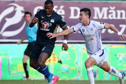 Hàng thủ mắc sai lầm ngớ ngẩn, Hà Nội sảy chân đầy nuối tiếc trước HAGL, nối dài chuỗi trận thất vọng