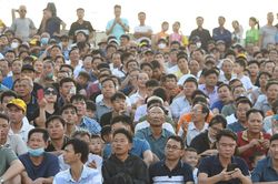 Hàng ngàn người xem siêu cúp bóng đá 7 người quốc gia chỉ ra sự khác biệt giữa 'chuyên nghiệp' và 'phong trào'