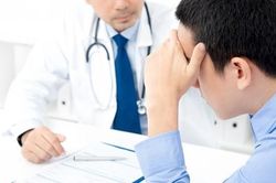 Ham thích cảm giác lạ, nam thanh niên phải cầu cứu bác sĩ