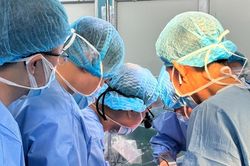 Tiểu ra máu mới biết nguy kịch vì ung thư thận