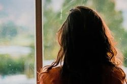 Tin nhắn trong điện thoại của con gái khiến người mẹ chết lặng