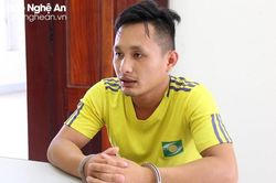Đâm móp đuôi xe cảnh sát rồi tháo chạy, khóa cửa xe, bỏ trốn
