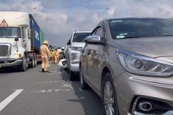 5 xe ô tô 'dồn toa' cao tốc TP Hồ Chí Minh - Long Thành – Dầu Giây, giao thông ùn tắc