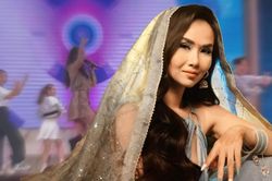 Không diện đồ Ấn Độ khi hát 'Về với em', Võ Hạ Trâm có khiến khán giả hụt hẫng?