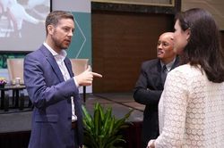 Vướng pháp lý xin giấy phép lao động cho người nước ngoài