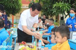 Bí thư Tỉnh ủy Nguyễn Hồng Lĩnh thăm, tặng quà cho trẻ em tại Trung tâm Công tác xã hội tỉnh