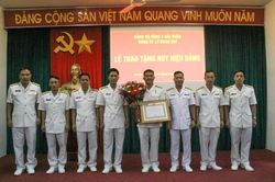Đảng ủy Lữ đoàn 955 trao tặng huy hiệu 30 năm tuổi Đảng cho đảng viên