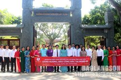 Đoàn đại biểu điển hình tiên tiến Đảng ủy Khối các cơ quan tỉnh báo công tại quê Bác