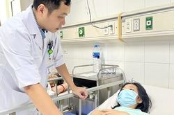 Nữ sinh bị thủng ruột vì nuốt tăm