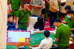 Bóc gỡ sòng bạc trong khách sạn, tạm giữ hàng trăm ngàn USD