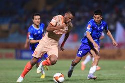 Trận đấu của CLB Công an Hà Nội bù giờ như World Cup
