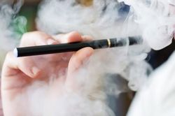 Nếu không quyết liệt ngăn chặn thuốc lá điện tử sẽ ảnh hưởng xấu đến giới trẻ