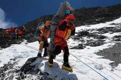 Nhà leo núi thoát chết nhờ may mắn ở Everest