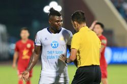 Nội binh V-League đang gánh Tây, mừng hay lo?