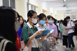 Thí sinh đi thi vào Trường chuyên Sư phạm
