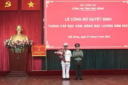 Công an Đắk Nông công bố quyết định thăng cấp bậc hàm, nâng bậc lương năm 2023