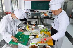 Du lịch Ninh Bình 'bùng nổ', doanh nghiệp 'săn' người mới