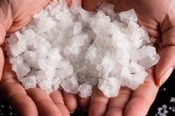 Những thực phẩm nên tránh và hạn chế dùng vì có thể làm mất nước, lão hóa nhanh