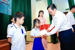 Báo Người Lao Động trao nhiều suất học bổng hỗ trợ học sinh nghèo huyện Nam Đàn