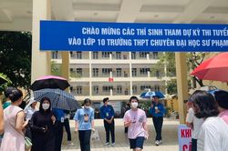 Thi vào lớp 10 Chuyên Sư phạm: Thí sinh thoải mái, phụ huynh 'như ngồi trên đống lửa'
