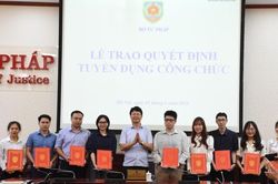 Bộ Tư pháp trao Quyết định tuyển dụng công chức