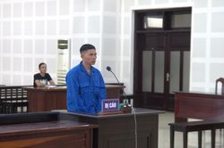 Tức giận vì bị đánh trả, em dùng kéo đâm anh trai
