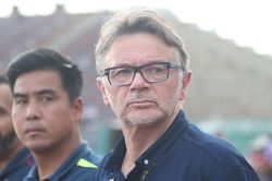Tuyển Việt Nam: HLV Philippe Troussier 'om' danh sách tới phút cuối