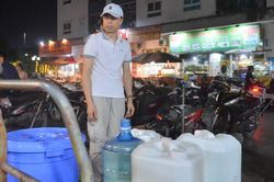 Chung cư mất nước giữa đêm Hà Nội nóng hầm hập, trăm hộ dân lỉnh kỉnh xô chậu