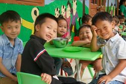 Bữa ăn bán trú: Mang hạnh phúc và sức vóc tới cho trẻ vùng cao