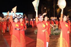 Mãn nhãn với màn trình diễn gần 600 bộ áo dài ở phố biển Nha Trang