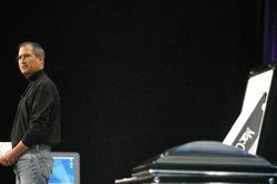 Steve Jobs gây sốc khi mang quan tài lên sâu khấu để... khai tử Mac OS 9
