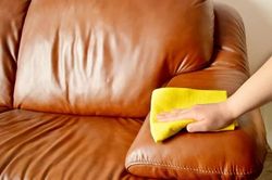 Ghế sofa da bẩn làm theo 10 bước này là sạch nhưng có 1 quy tắc phải nhớ