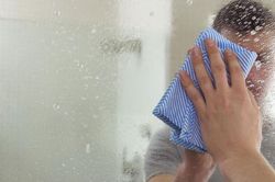 Lau gương phòng tắm đừng dùng nước lã: Lấy thứ này lau nhẹ là gương sáng bóng