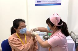 Thiếu vắc xin trên cả nước: Nguy cơ 'dịch chồng dịch'