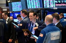 Nasdaq Composite tăng gần 6% trong tháng 5; Dầu trượt giá gần 2%