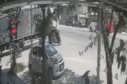 Xe máy bị ô tô tải chèn nát, người phụ nữ thoát nạn đầy may mắn