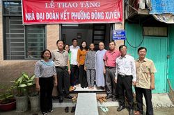 Trao nhà Đại đoàn kết cho hộ khó khăn về nhà ở phường Đông Xuyên