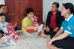 Hội Liên hiệp Phụ nữ huyện Thoại Sơn tặng quà cho trẻ em mồ côi nhân dịp Quốc tế Thiếu nhi 1/6