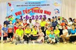 Nhóm Thiện nguyện xanh tặng quà cho hơn 200 trẻ em nhân ngày Quốc tế Thiếu nhi