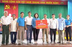Trao 350 triệu đồng hỗ trợ xây dựng đường giao thông nông thôn ở Sơn Dương