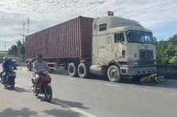 Xe container tông rồi kéo lê xe máy, người phụ nữ tử vong tại chỗ